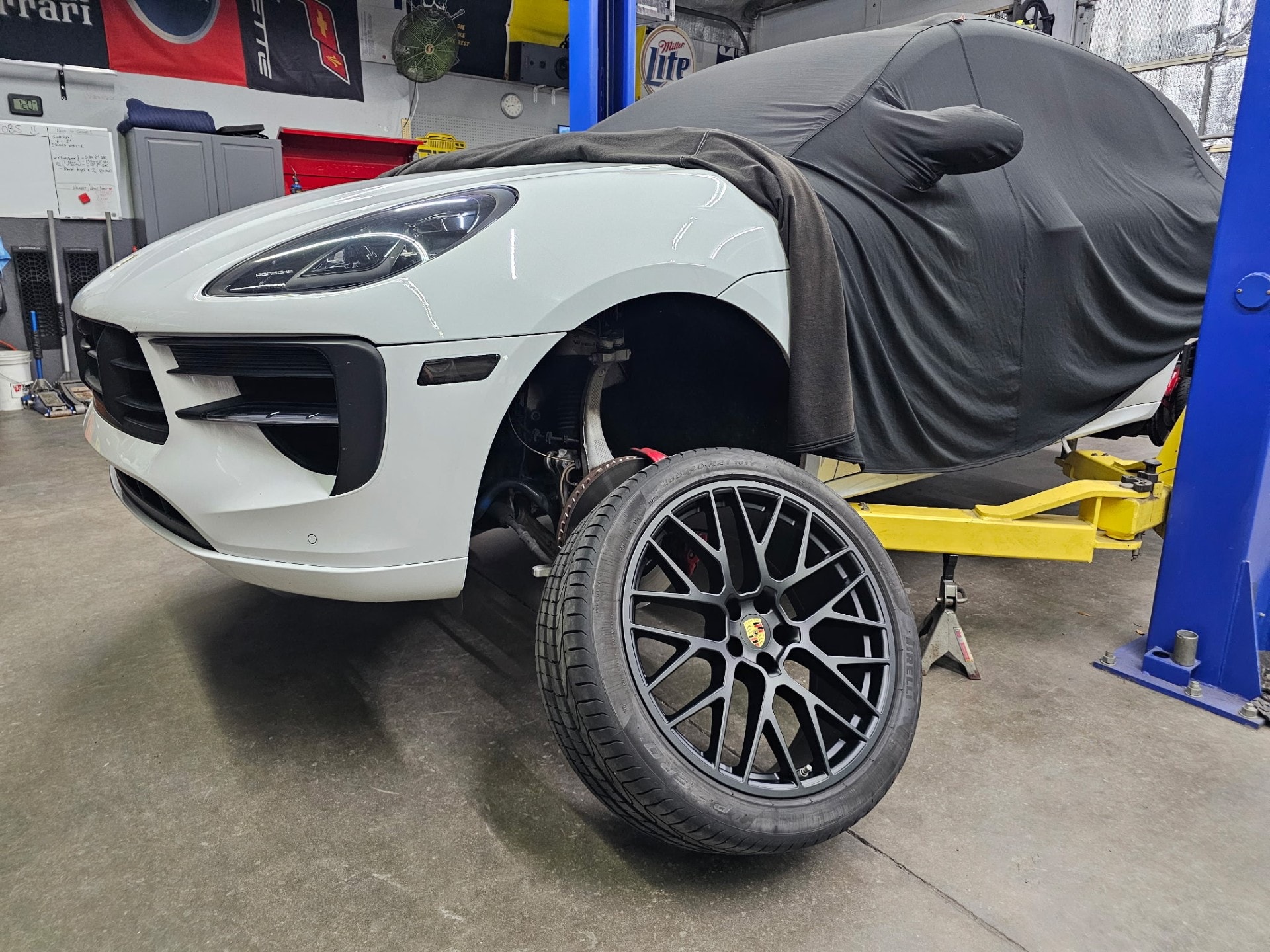 Porsche Macan black mesh wheel